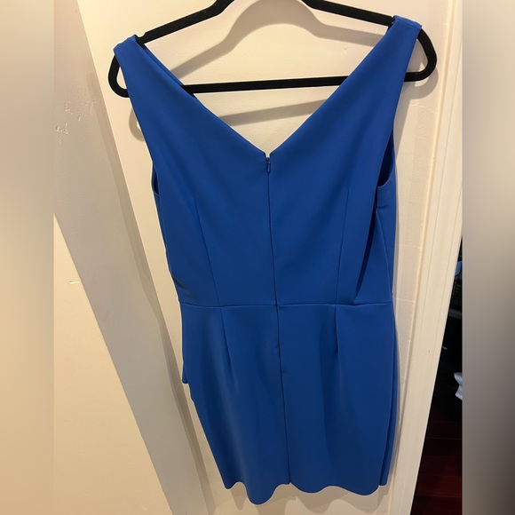 Elegant Blue Sleeveless Dress - Picture 2 of 5